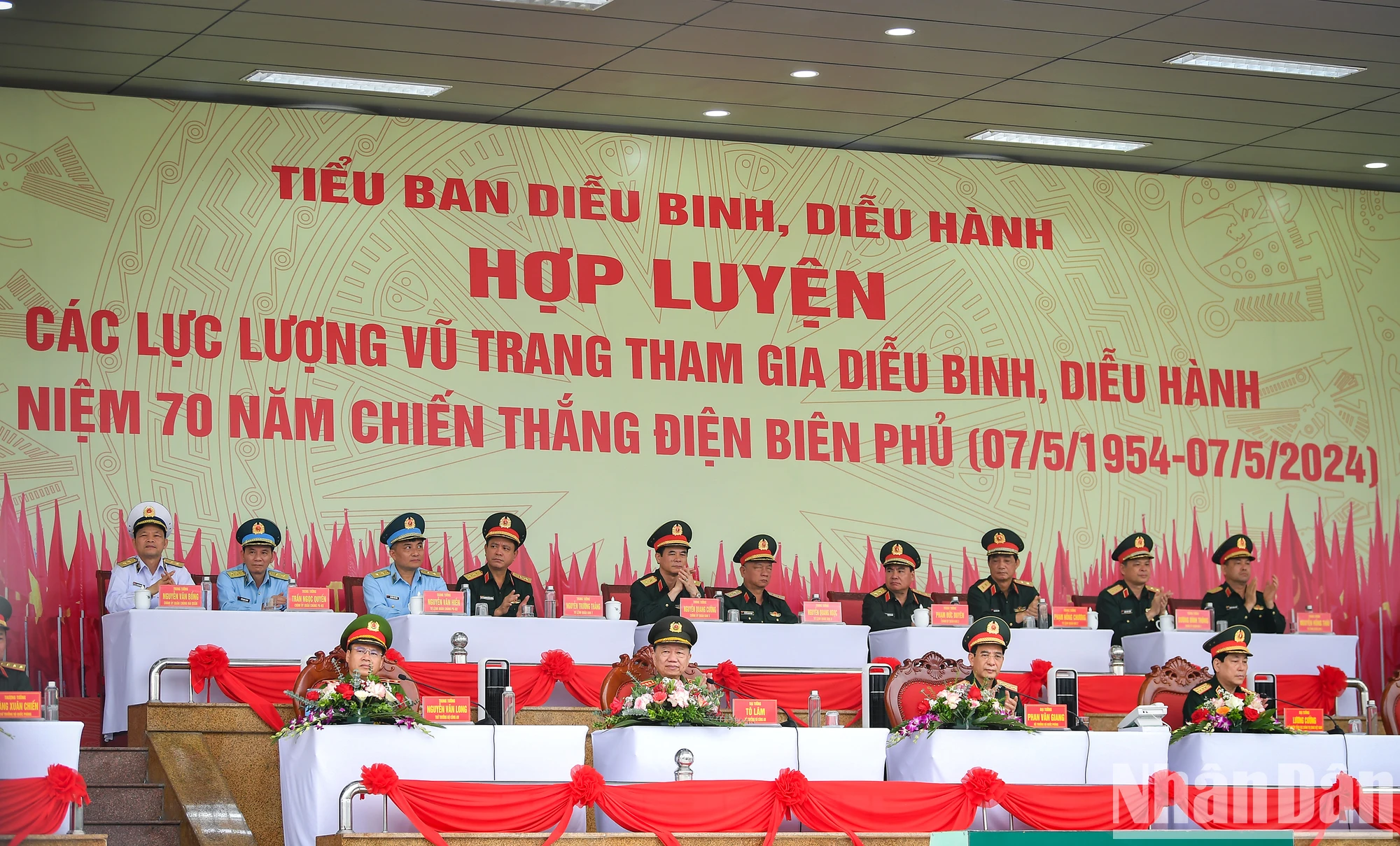 [Foto] Desfile y ensayo para celebrar el 70 aniversario de la victoria de Dien Bien Phu foto 1