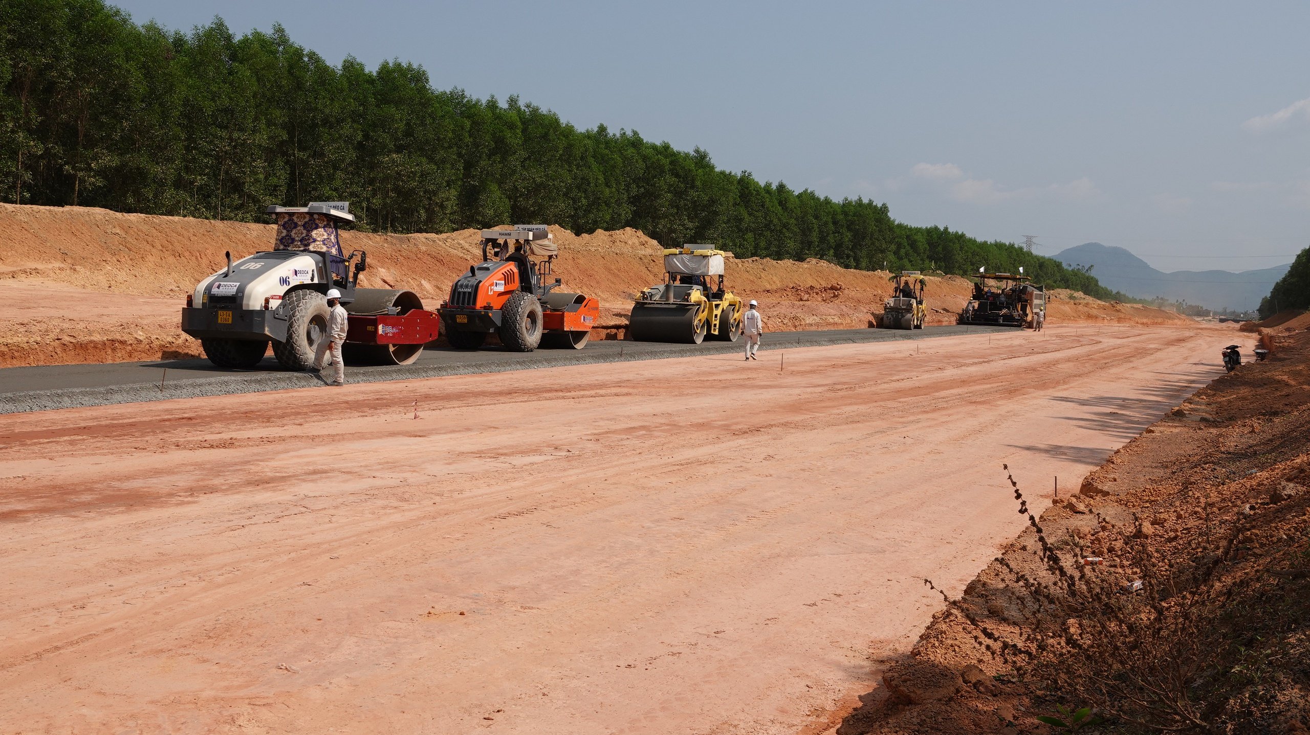 Xe cơ giới thi công cấp phối đá dăm những km đầu tiên của cao tốc Quảng Ngãi - Hoài Nhơn