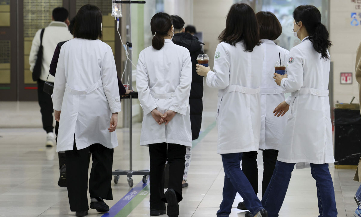 What do experts say when thousands of Korean doctors quit?