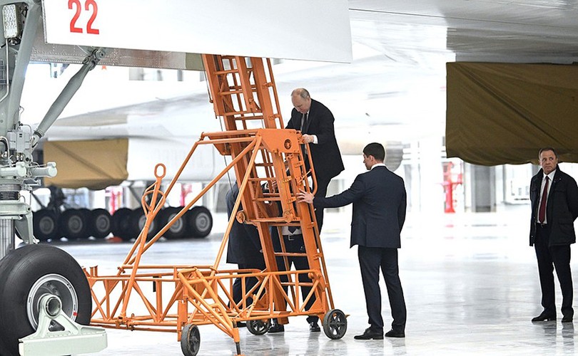 Tổng thống Putin dành 10 phút vào buồng lái máy bay ném bom chiến lược Tu-160M - Ảnh 3.