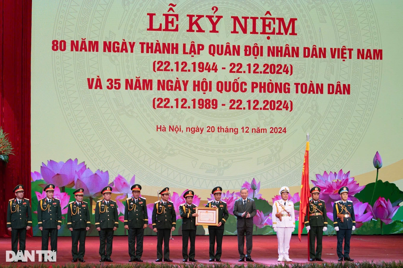 Trao Huân chương Hồ Chí Minh tặng thưởng Quân đội Nhân dân Việt Nam