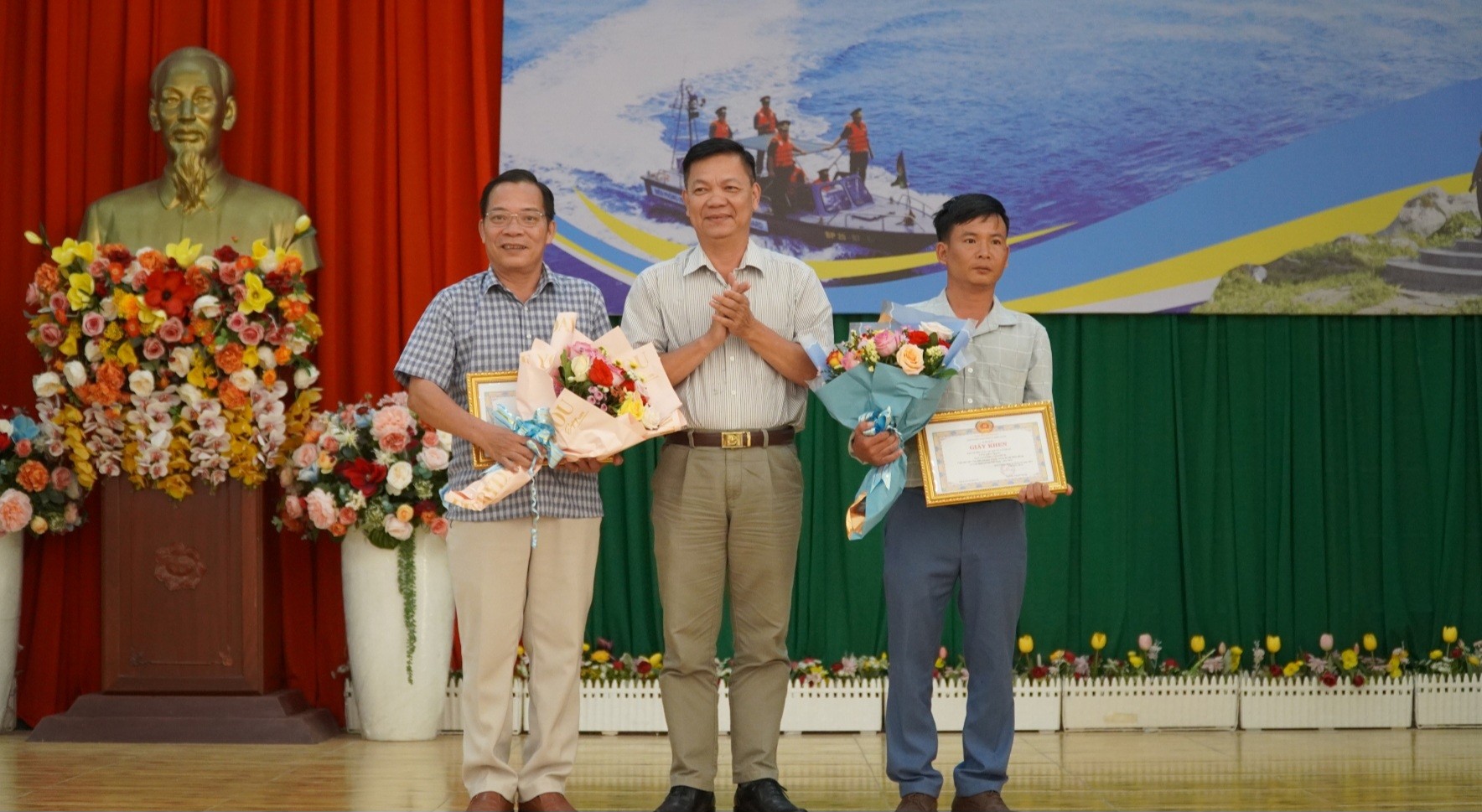 Présentation - Cérémonie de remise des prix de 2 concours sur les gardes-frontières de Kien Giang (Photo 3).