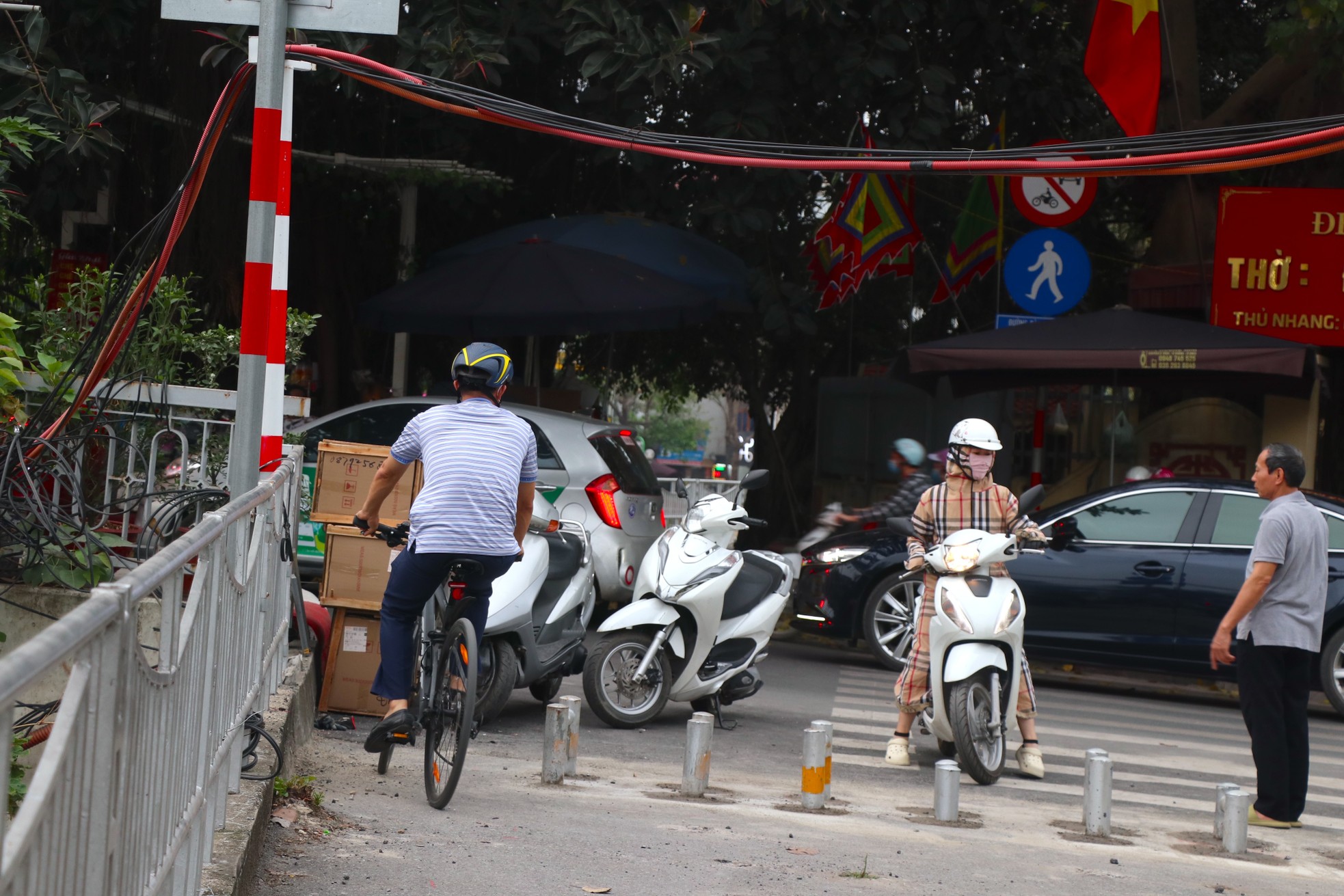 Hà Nội thay mới hàng loạt rào chắn trên đường dành riêng cho xe đạp ảnh 6