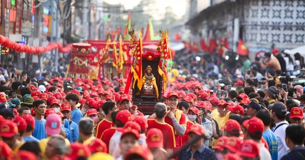 Thousands of people jostle to join the procession at Ba Binh Duong Pagoda