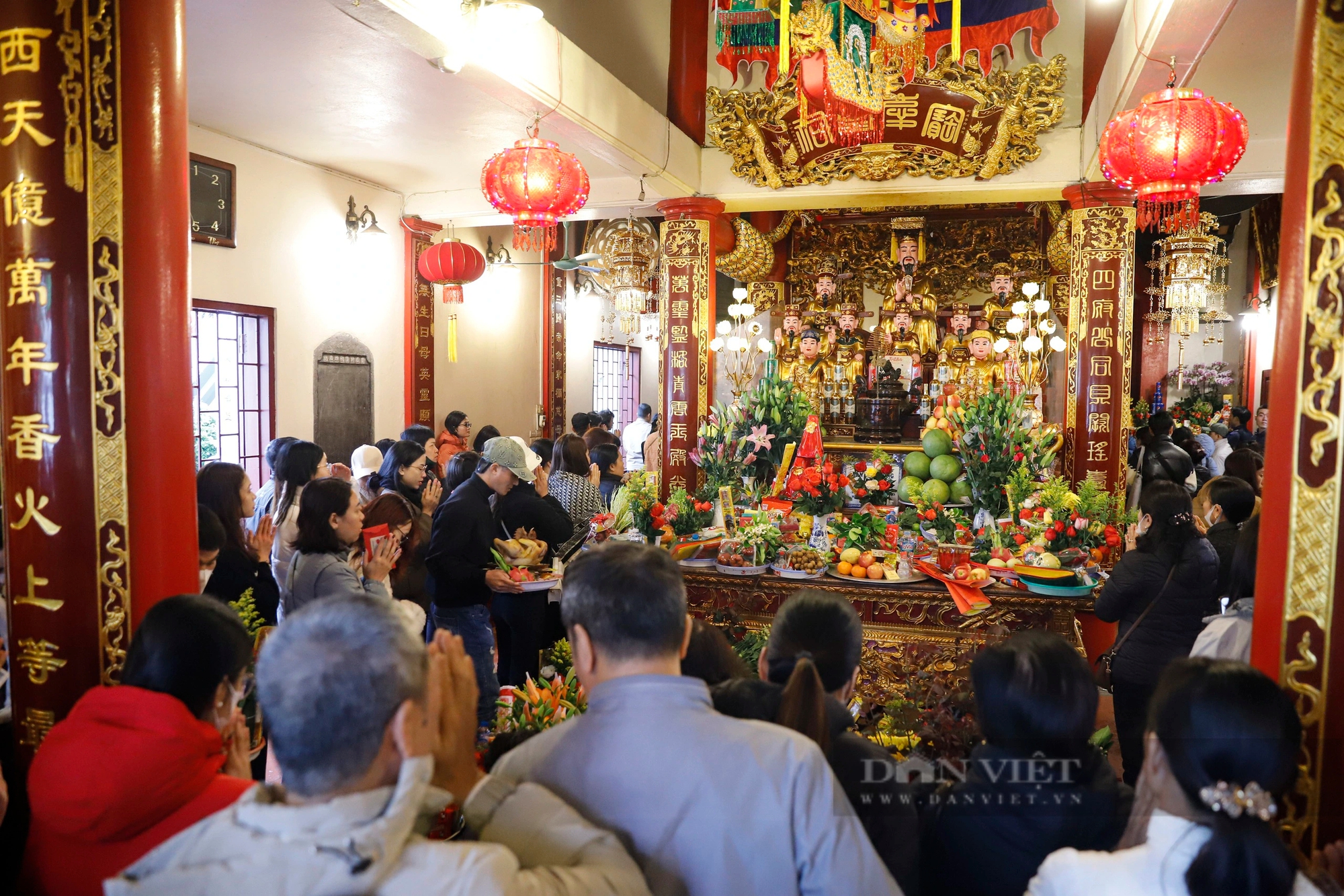 Chen chân đi phủ Tây Hồ lễ rằm tháng Giêng, công an tăng cường hơn 20 chốt đảm bảo an ninh- Ảnh 8.