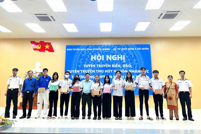 Ban tổ chức tặng quà cho các em học sinh có thành tích tốt trong học tập.