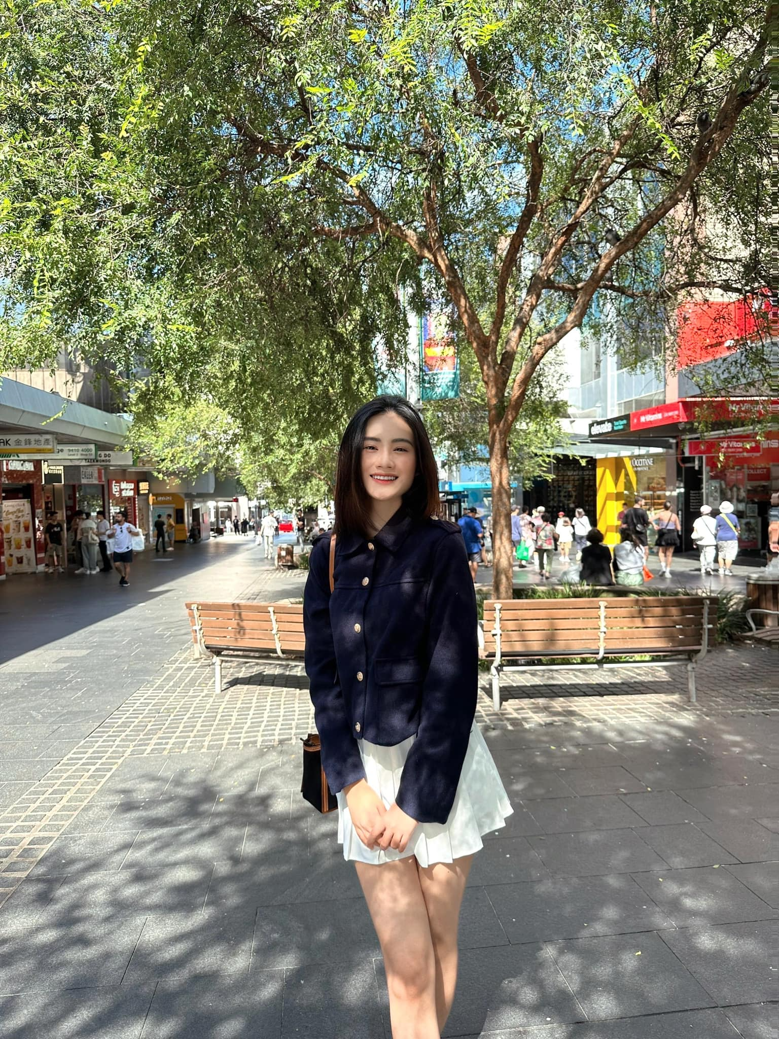 Hoa hậu Ý Nhi đi làm thêm tại Úc, dùng tháng lương đầu tiên gửi về làm từ thiện- Ảnh 1.