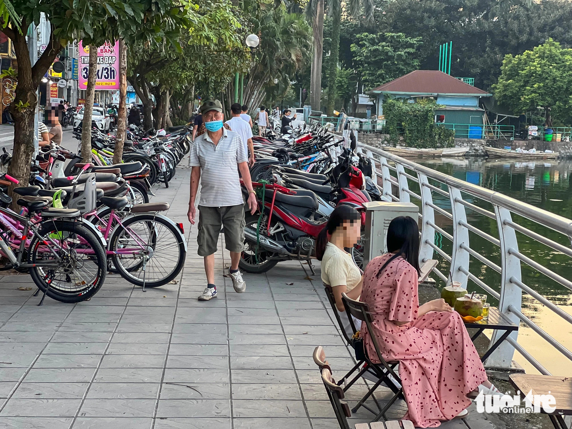 Vỉa hè dọc hồ Tây ngang nhiên biến thành... nơi ăn, chốn nhậu - Ảnh 8.