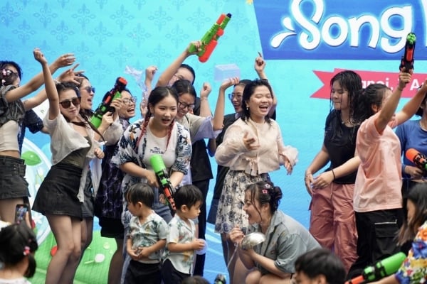 Les touristes nationaux et étrangers célèbrent le festival Songkran 2024 à Hanoi