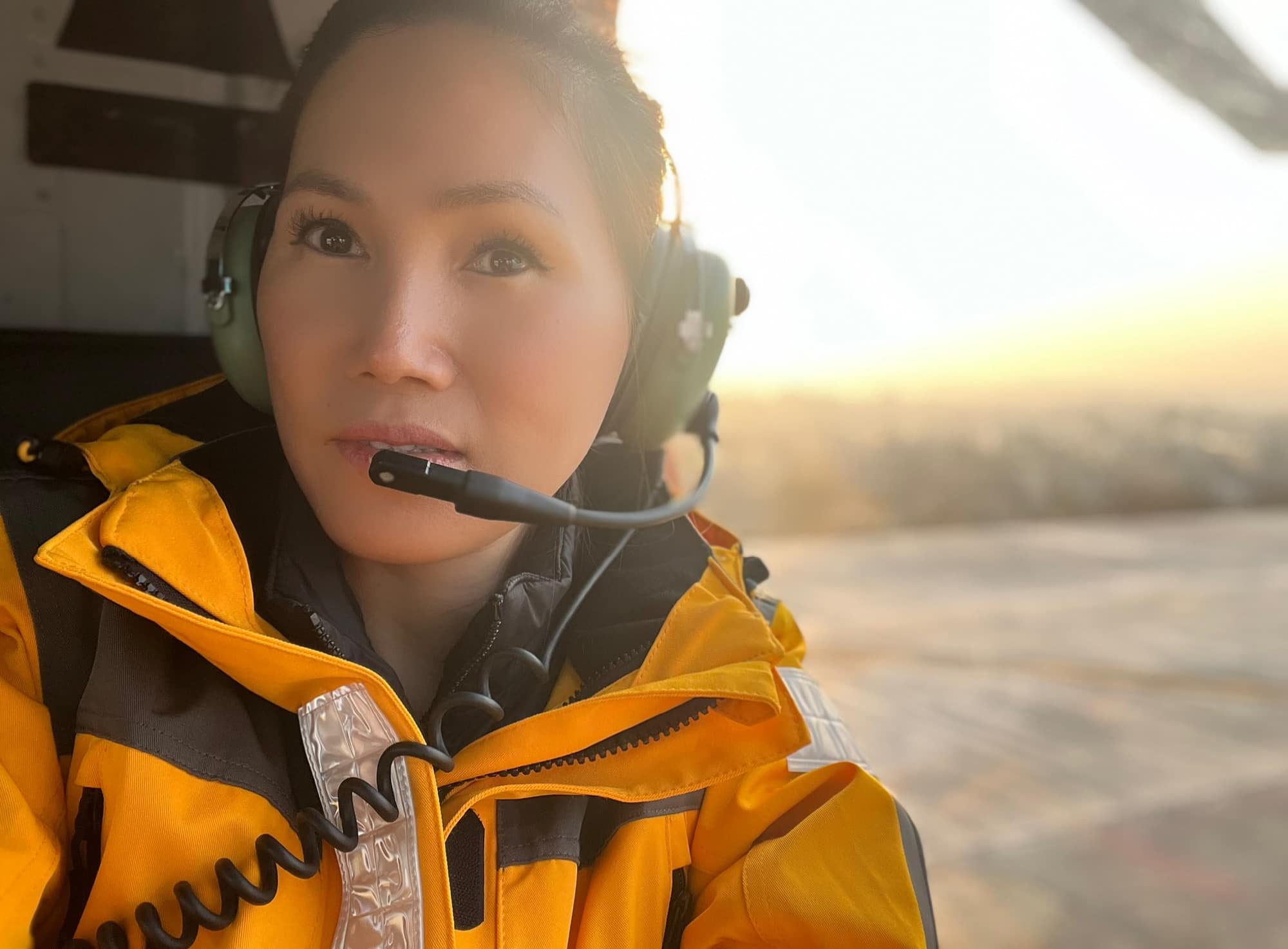 彼女はこう語った。「フライトの2か月前から、この空港でこれから経験するであろうことについて考えていました。まず心配だったのは、冬の終わりにネパールに行くので、寒さでした。次に心配だったのは、自分がどのくらいの高度に耐えられるかがわからなかったことです。ネパール行きのフライトの前には、2日間不眠症に悩まされたこともありました。」