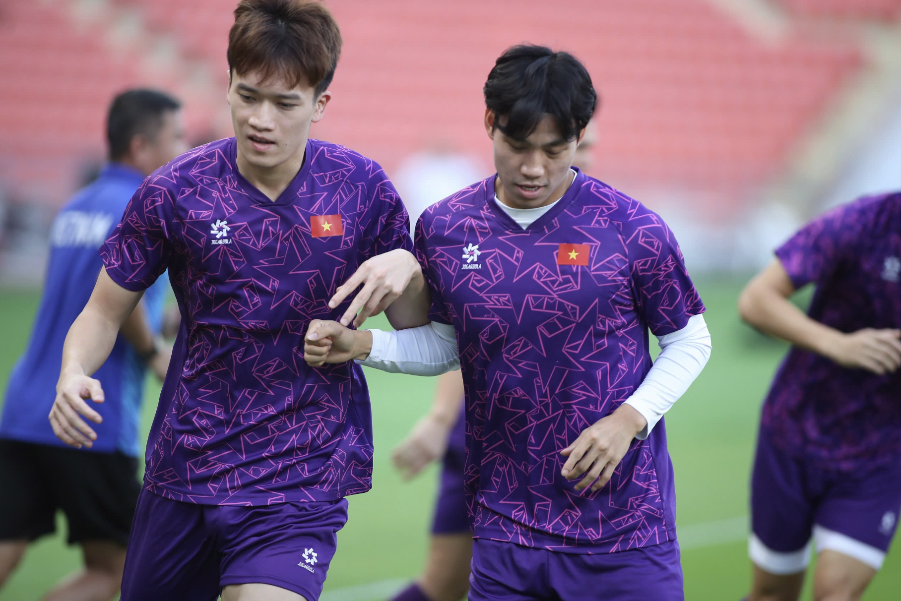 Nguyen Xuan Son and Vietnamese players excitedly try out Rajamangala pitch photo 4