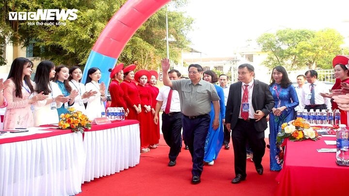 Premierminister Pham Minh Chinh nahm an der Grundsteinlegungszeremonie für die zweite Phase des internationalen Krankenhauses im Hue Central Hospital teil.