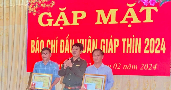 Journalist and artist Hoang Dinh Chieu was honored to receive the Medal for National Border Security and Sovereignty from the Border Guard Command.