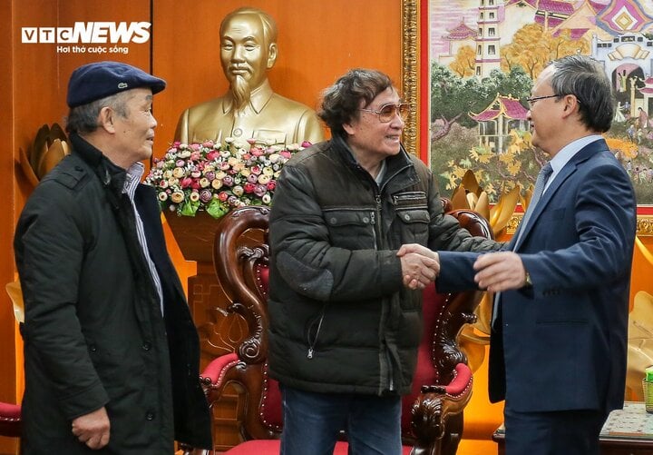 Tổng Giám đốc Đài VOV Đỗ Tiến Sỹ trò chuyện với các nguyên lãnh đạo Đài.