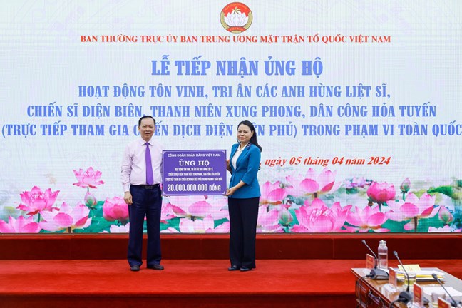 &nbsp;Ph&oacute; Chủ tịch - Tổng Thư k&yacute; Ủy ban Trung ương Mặt trận Tổ quốc Việt Nam Nguyễn Thị Thu H&agrave; tiếp nhận số tiền ủng hộ từ C&ocirc;ng đo&agrave;n Ng&acirc;n h&agrave;ng Việt Nam