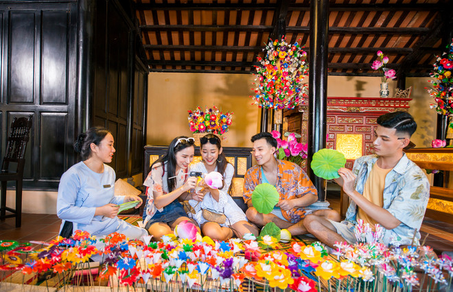 若者たちが地元の工芸村を体験します。 (写真:寄稿者) Quang-Nam-3 (1).jpg
