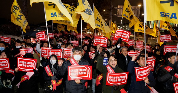 Trainee doctors strike, South Korea raises alert to highest level