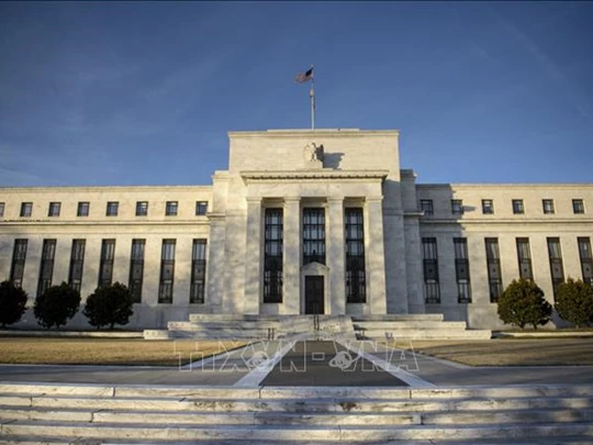 Funcionario de la Fed advierte sobre riesgos inflacionarios por políticas de Trump