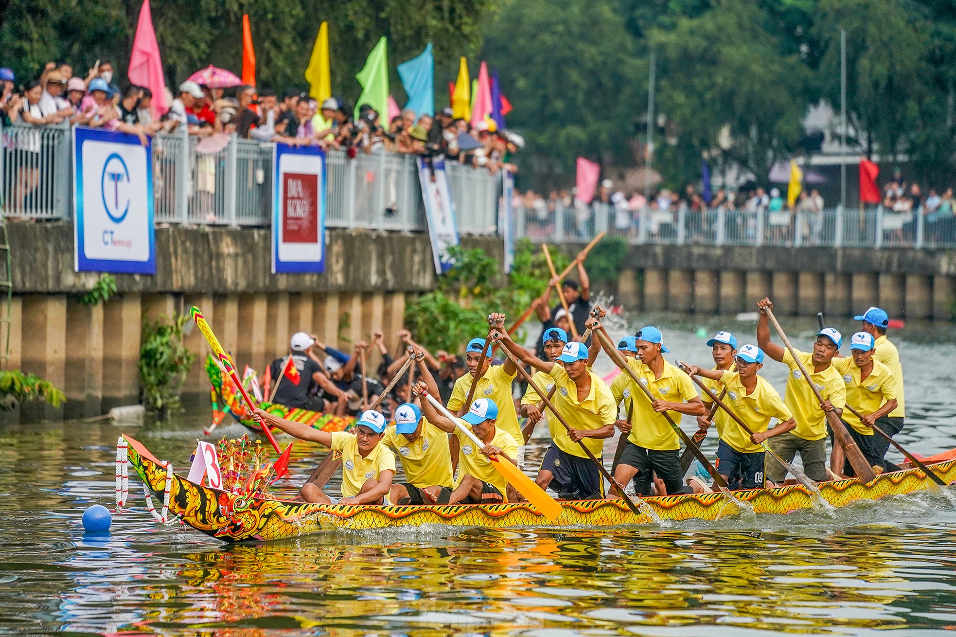 Emocionante carrera de barcos en el canal Nhieu Loc para celebrar el Festival Ok-Om-Bok (foto 11)