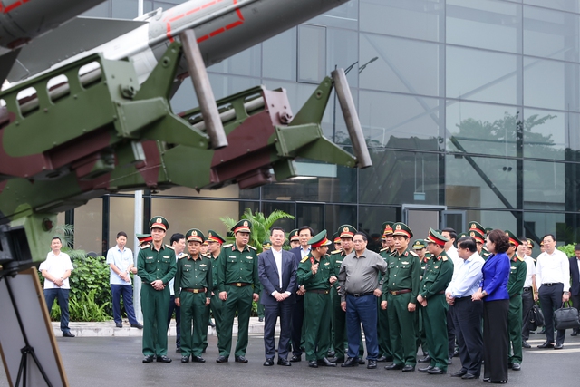 Thủ tướng Phạm Minh Chính làm việc với Viettel về công nghiệp quốc phòng công nghệ cao- Ảnh 2.