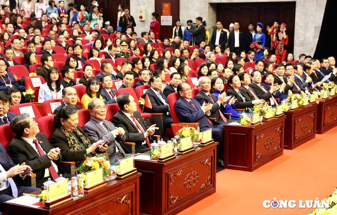 ton vinh nguoi lam bao tam sang but sac tri ben dong hanh cung quoc hoi hinh 1