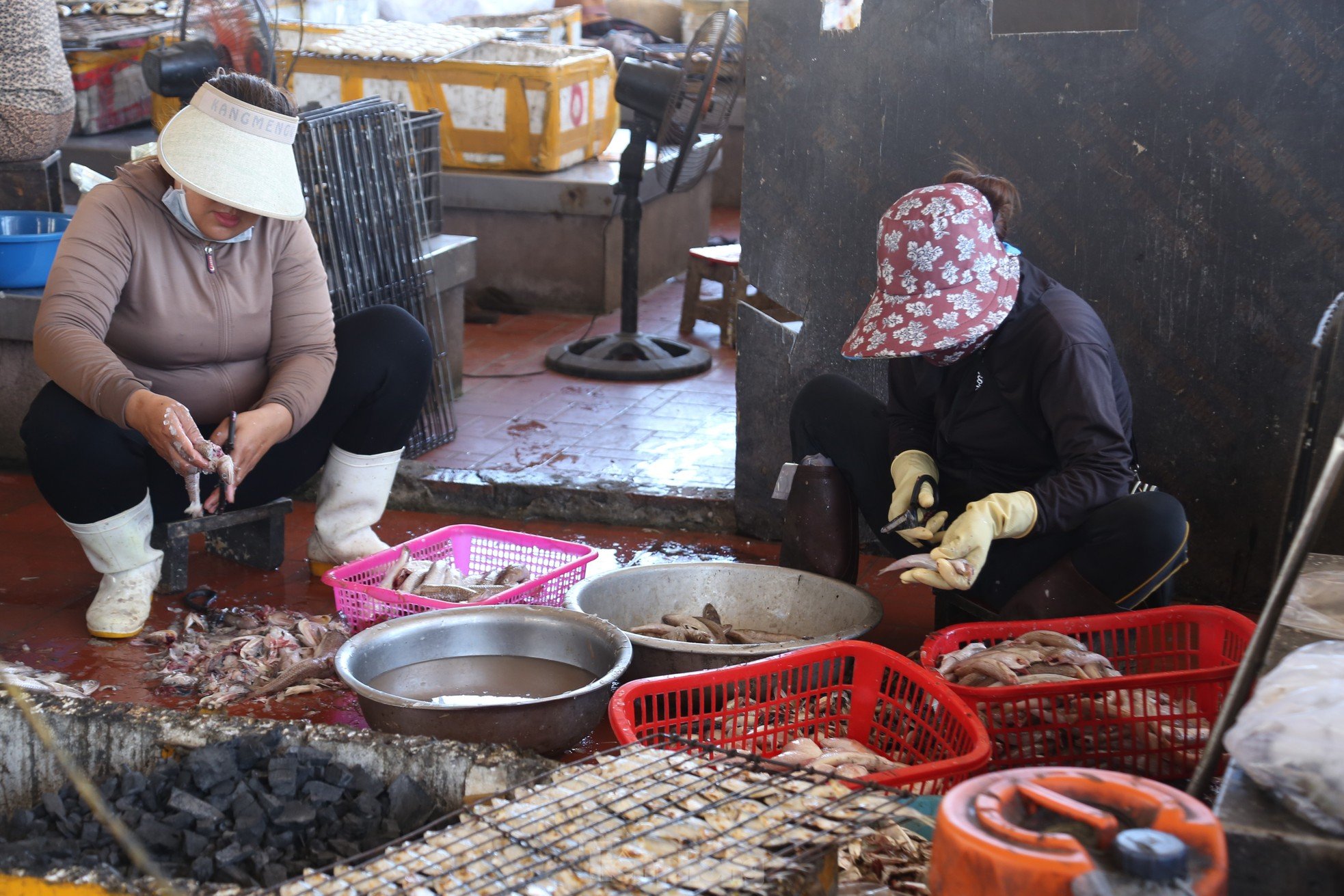 Tàu thuyền đầy ắp 'lộc biển', cảng cá nhộn nhịp mua bán ảnh 9