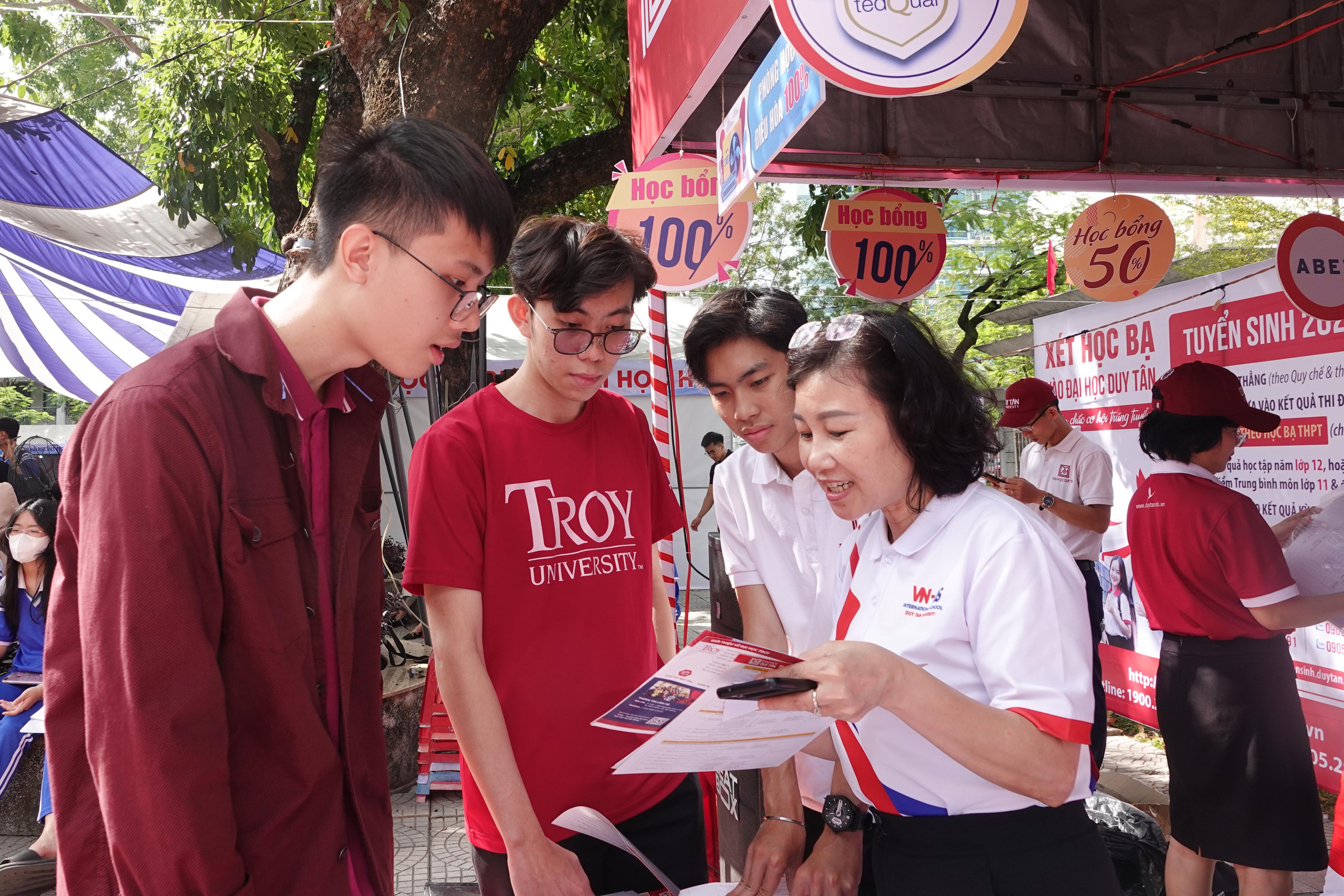 Náo nhiệt gian hàng tư vấn mùa thi Đà Nẵng, học sinh hào hứng được 'truyền lửa'- Ảnh 2.