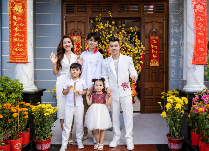 គ្រួសារ​លោក អ៊ុង ហៀងភុក ប្រារព្ធ​ពិធី​ចូល​ឆ្នាំ​នាគ។ រូបថត៖ ផ្តល់ដោយតួអក្សរ