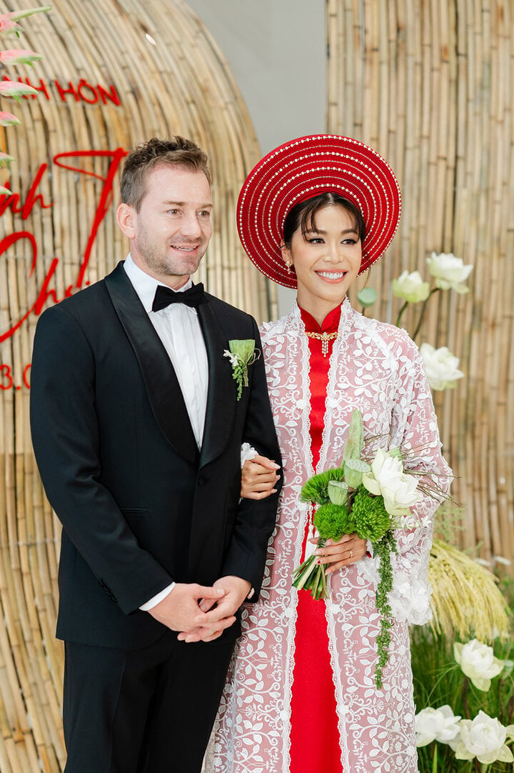 Le mariage de Minh Tu et de son mari occidental s'est déroulé dans un style traditionnel afin que le marié allemand puisse clairement ressentir la culture vietnamienne.