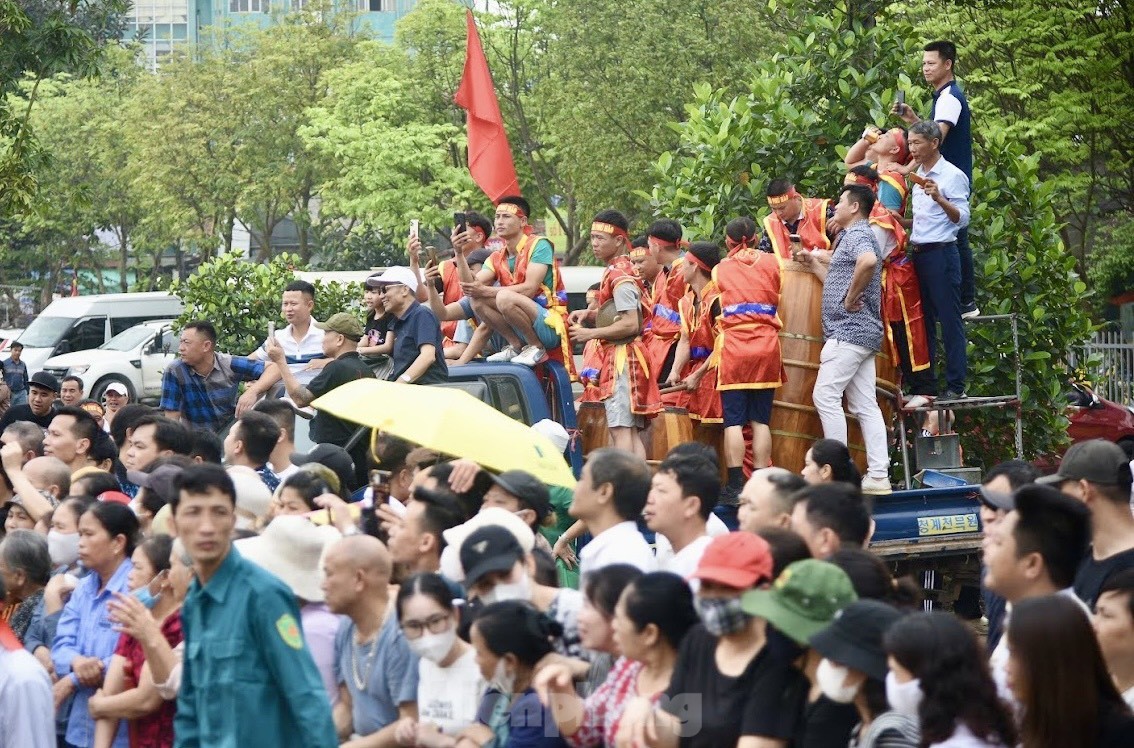 Ritual único de tira y afloja sentado en el festival del Templo Tran Vu (foto 14)