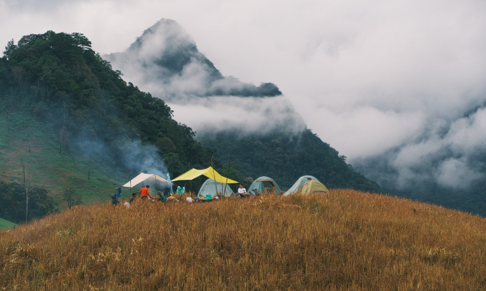 Touristen campen auf dem grasbewachsenen Hügel im Phuoc Binh Nationalpark. Foto: Duc Anh