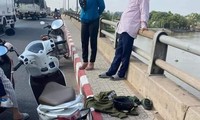 The girl suddenly stopped her car on the bridge and jumped into the Saigon River.