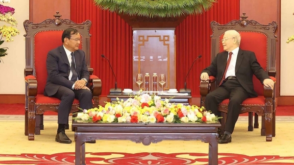 El Secretario General Nguyen Phu Trong recibió al Jefe de la Comisión de Relaciones Exteriores del Comité Central, Prak Sokhonn del Partido Popular de Camboya.