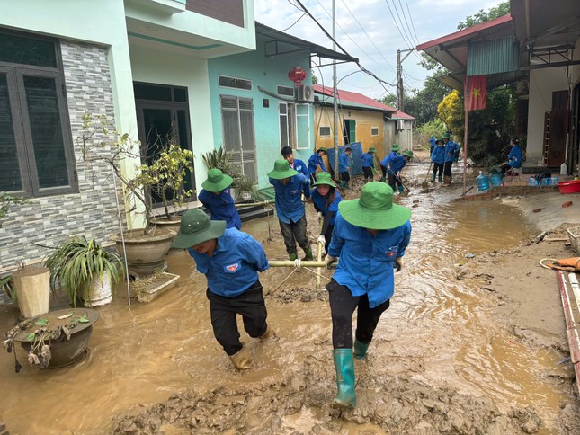 Jóvenes de Yen Bai se unen para superar las consecuencias de las inundaciones foto 5