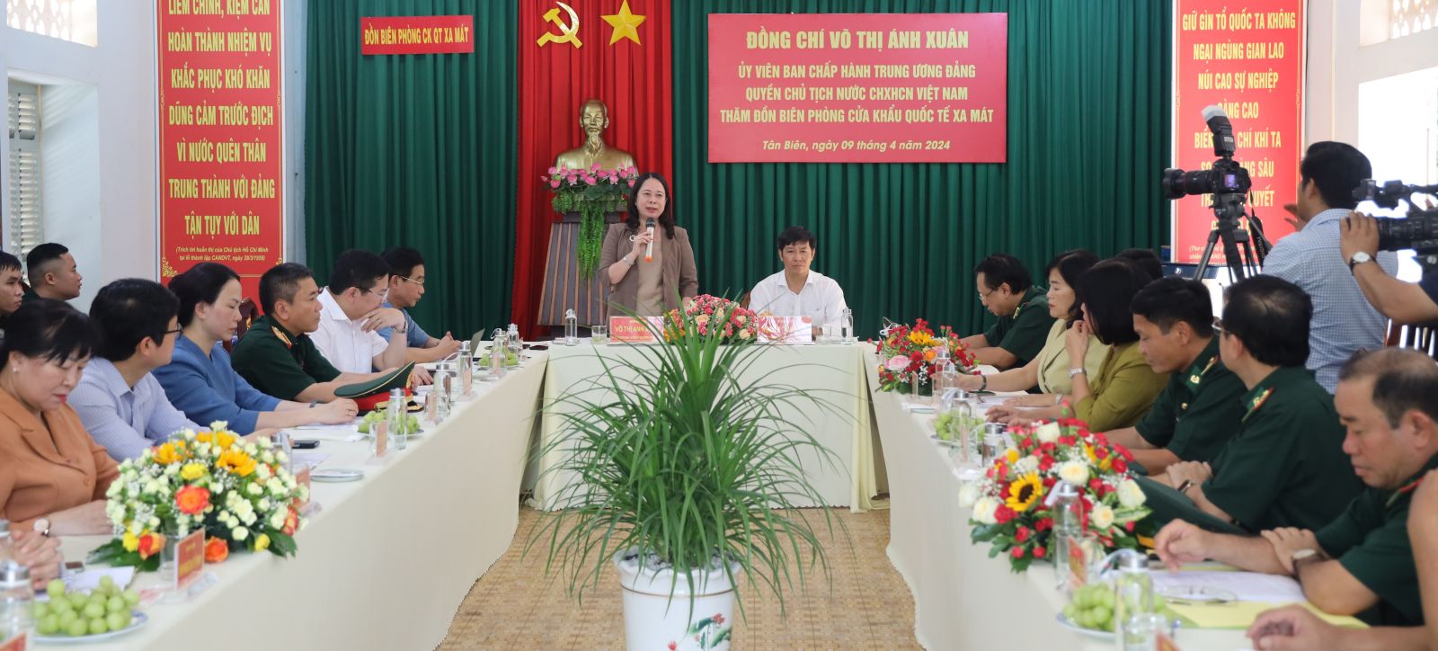 Acting President Vo Thi Anh Xuan visits and presents gifts in Tay Ninh