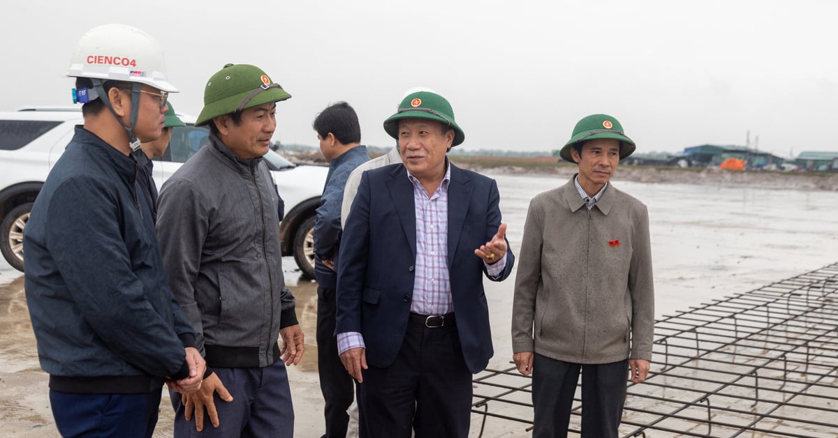 Quang Tri brinda el máximo apoyo a la población y entrega el sitio del aeropuerto en diciembre