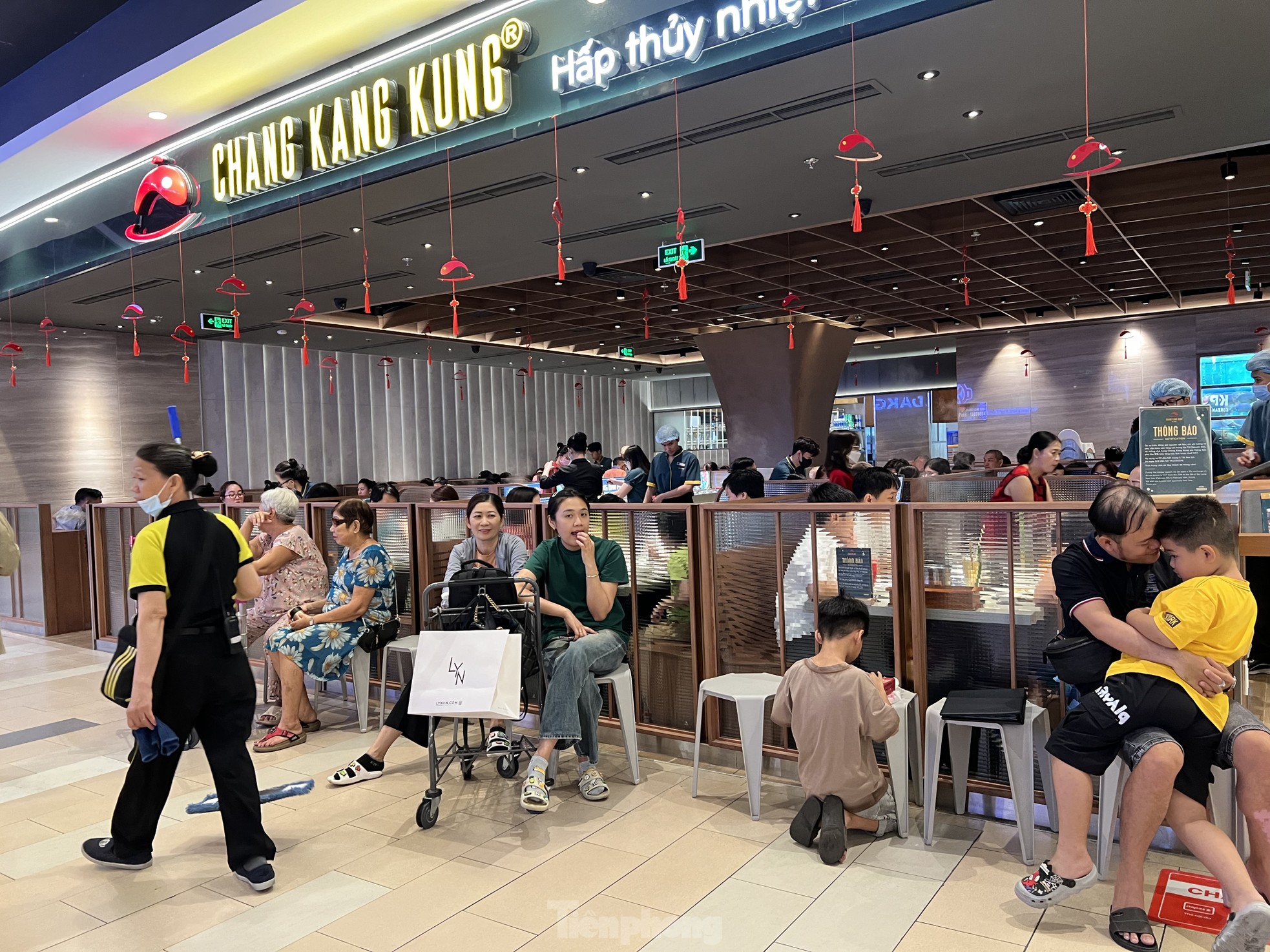 Food stalls at shopping malls are packed on the third day of Tet photo 6