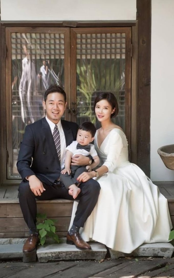 Hwang Jung Eum, Lee Young Don và con trai đầu lòng. Ảnh: News 1