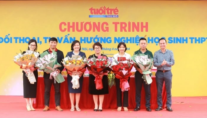 Tuoi Tre Thu Do Newspaper organizes career counseling on technology industry