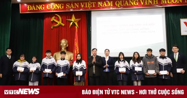 VOVedu received 20 social security gifts from Vietcombank