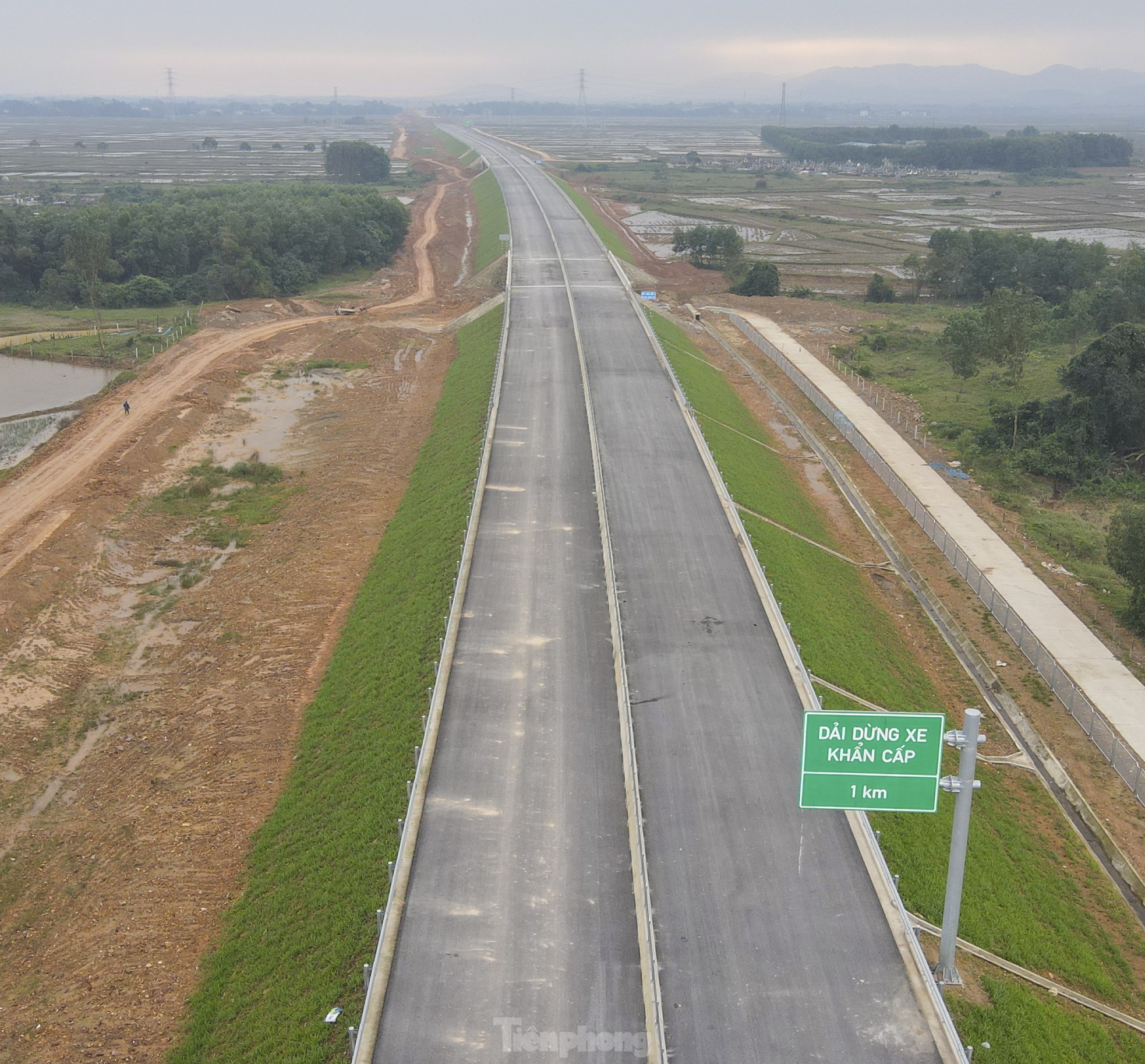 La construction de l'autoroute de 100 km de long à travers Ha Tinh est sur le point d'être achevée, photo 17