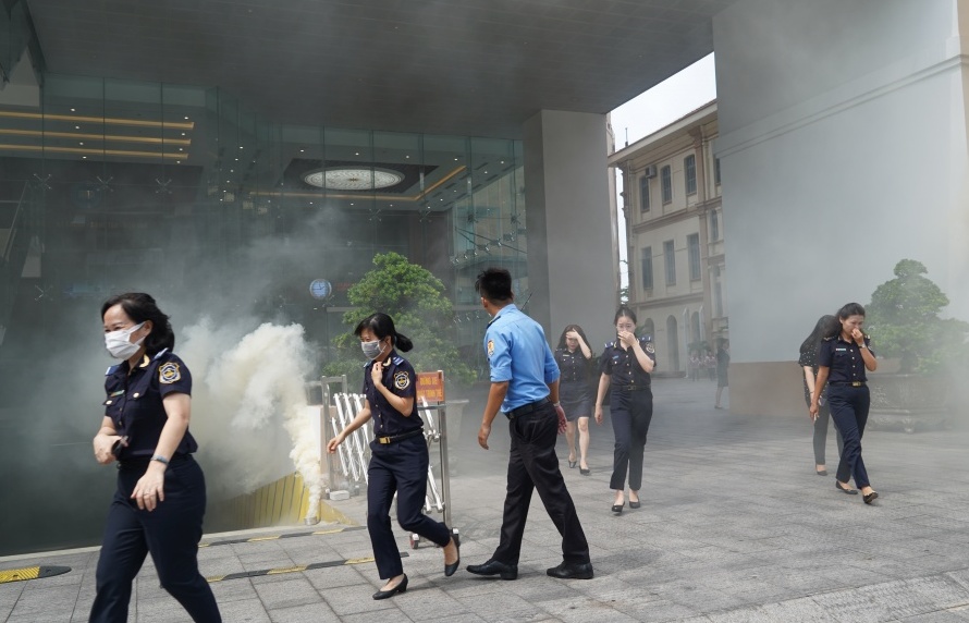 Les douanes de Ho Chi Minh-Ville mettent en pratique des plans de lutte contre les incendies et de sauvetage pour les officiers et les employés