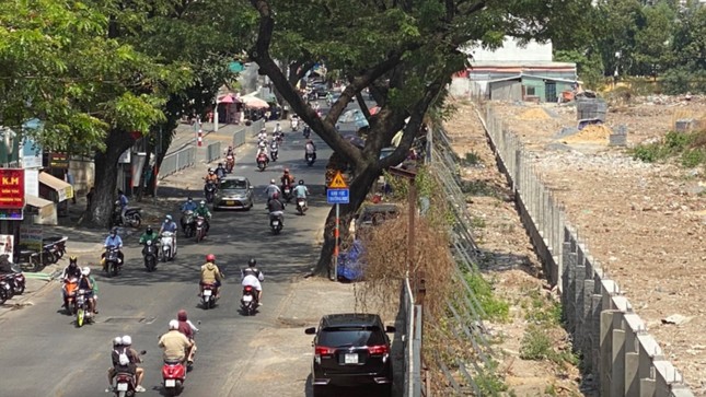 タンソンニャット空港T3ターミナルへの道路を拡張するために、人々は急いで家屋を破壊した。写真8