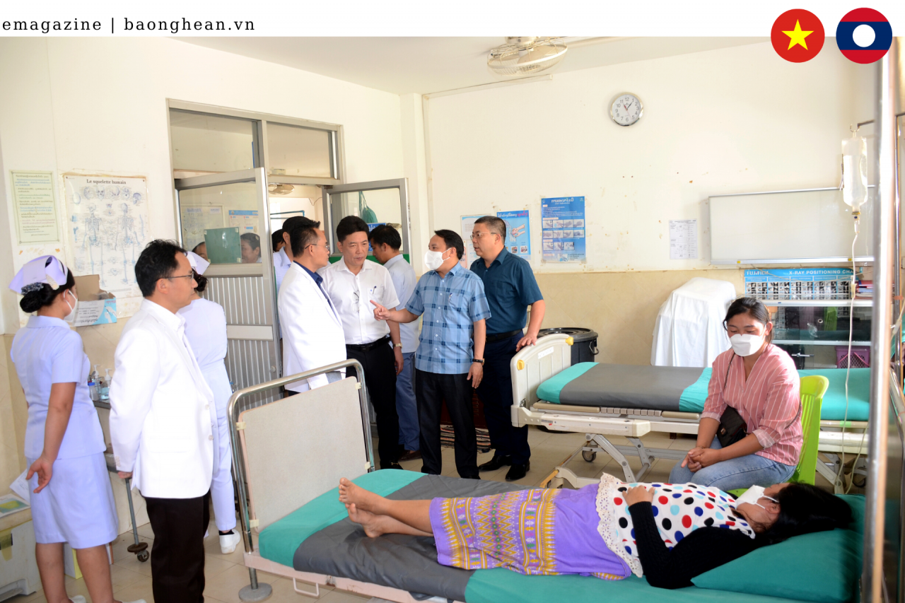 The working delegation visited and surveyed medical units at the provincial, district and grassroots levels of Xieng Khouang to propose appropriate and effective forms and contents of support.