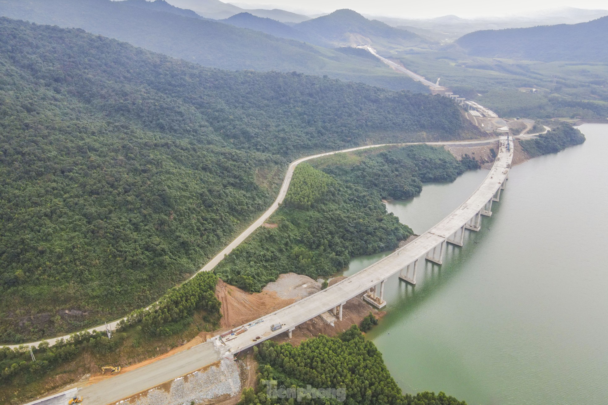 La construction de l'autoroute de 100 km de long à travers Ha Tinh est sur le point d'être achevée, photo 4