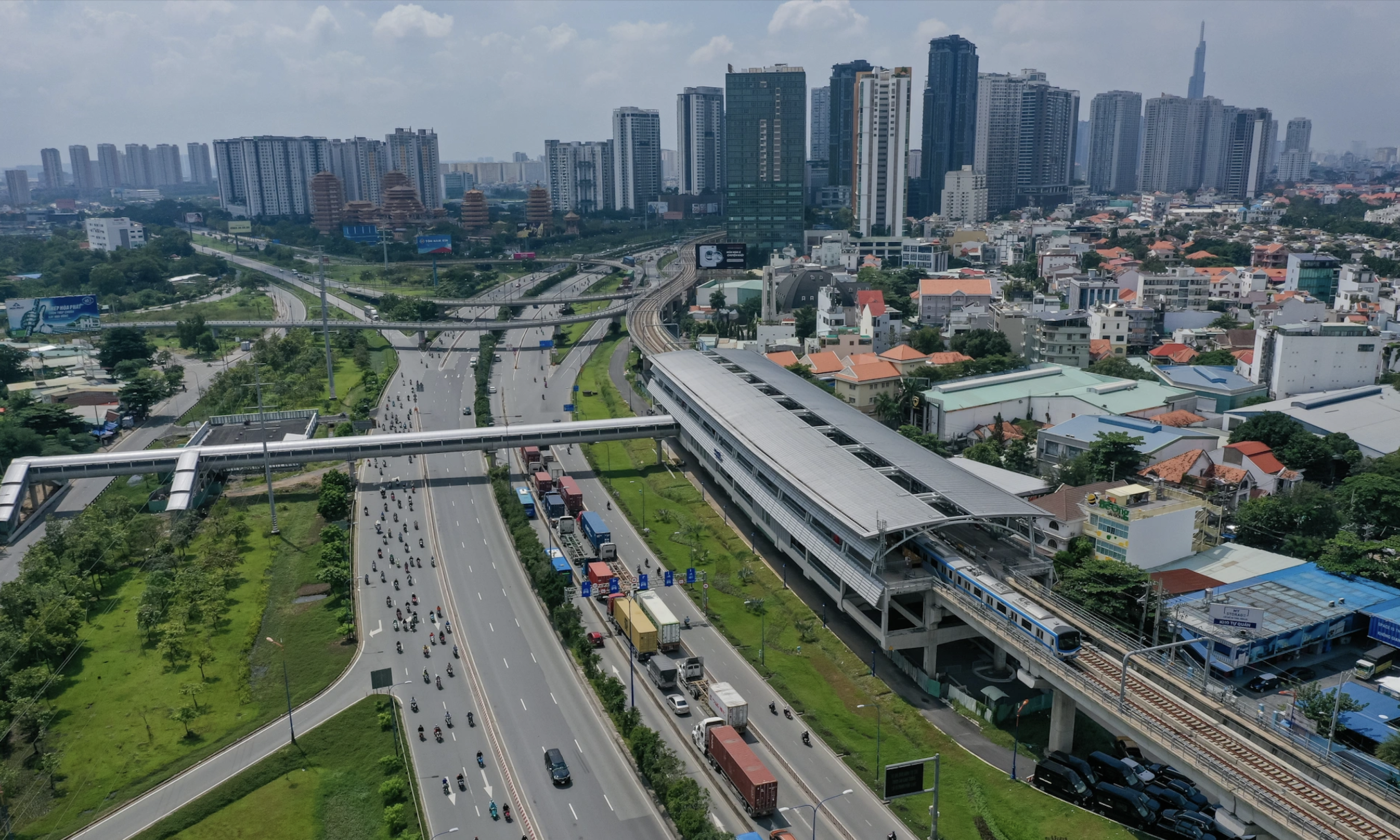 รูปลักษณ์สะพานคนเดินเชื่อมสถานีรถไฟฟ้าใต้ดินหมายเลข 1 จำนวน 9 แห่งเพิ่งสร้างเสร็จ