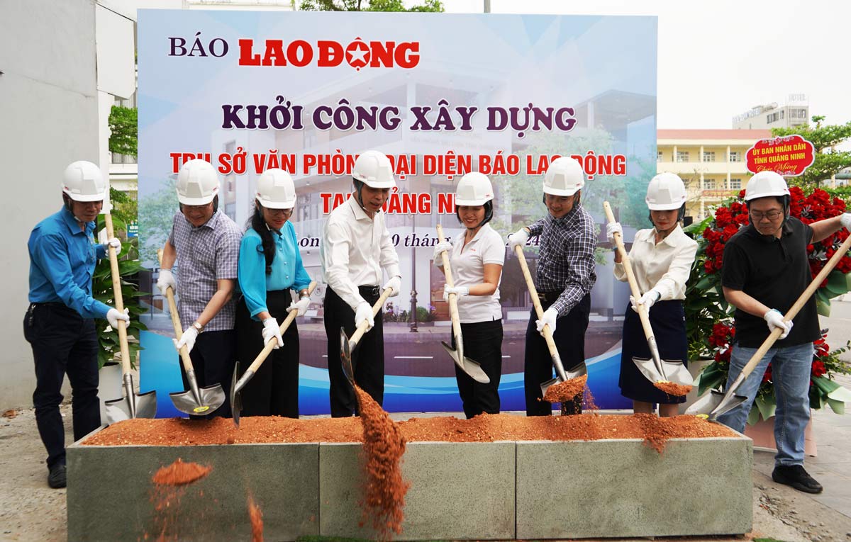 Các đại biểu thực hiện nghi thức khởi công. Ảnh: Thu Dung