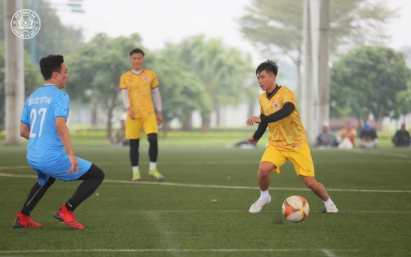 Phan Van Duc gradually recovers from injury, plays friendly match to raise charity funds