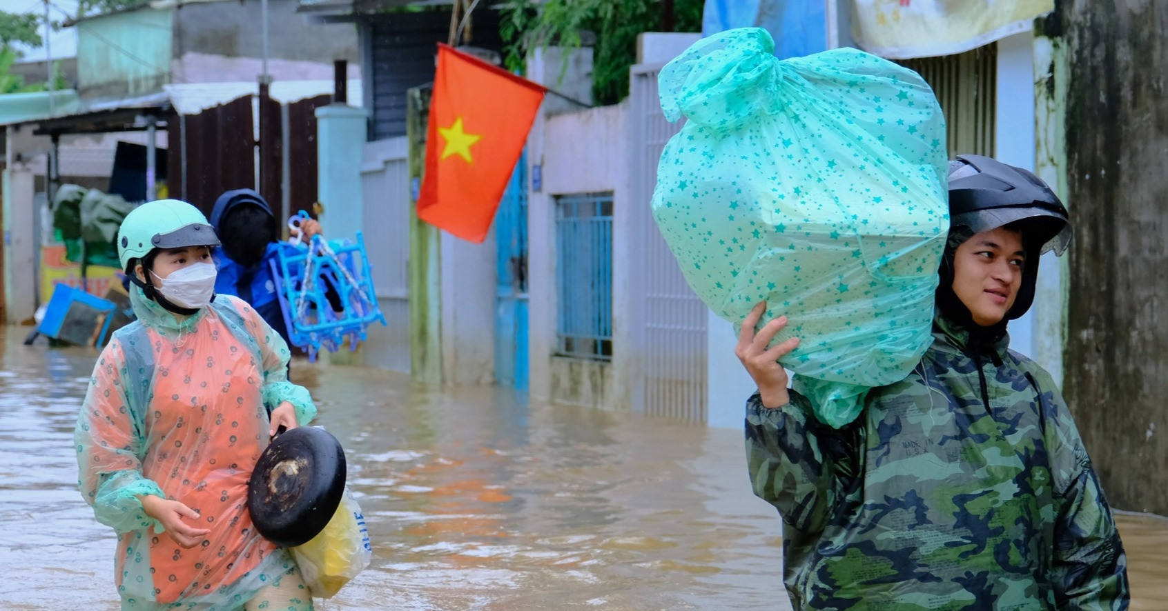 'Rốn lũ' ở Đà Nẵng lại ngập gần 1m, người dân tất tả đi sơ tán