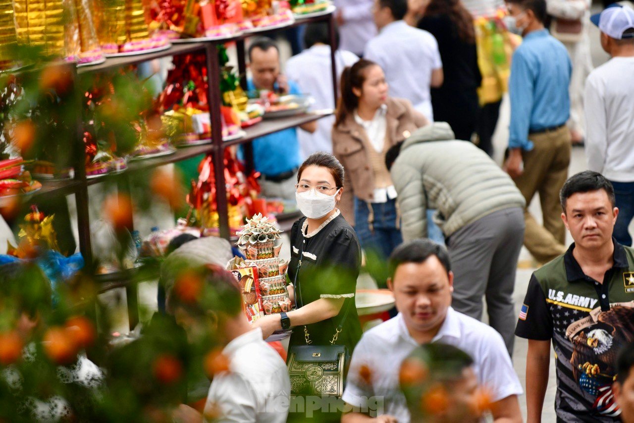 バチュアコー寺院は、福の神の日に「お金を借りる」客で混雑する 写真5